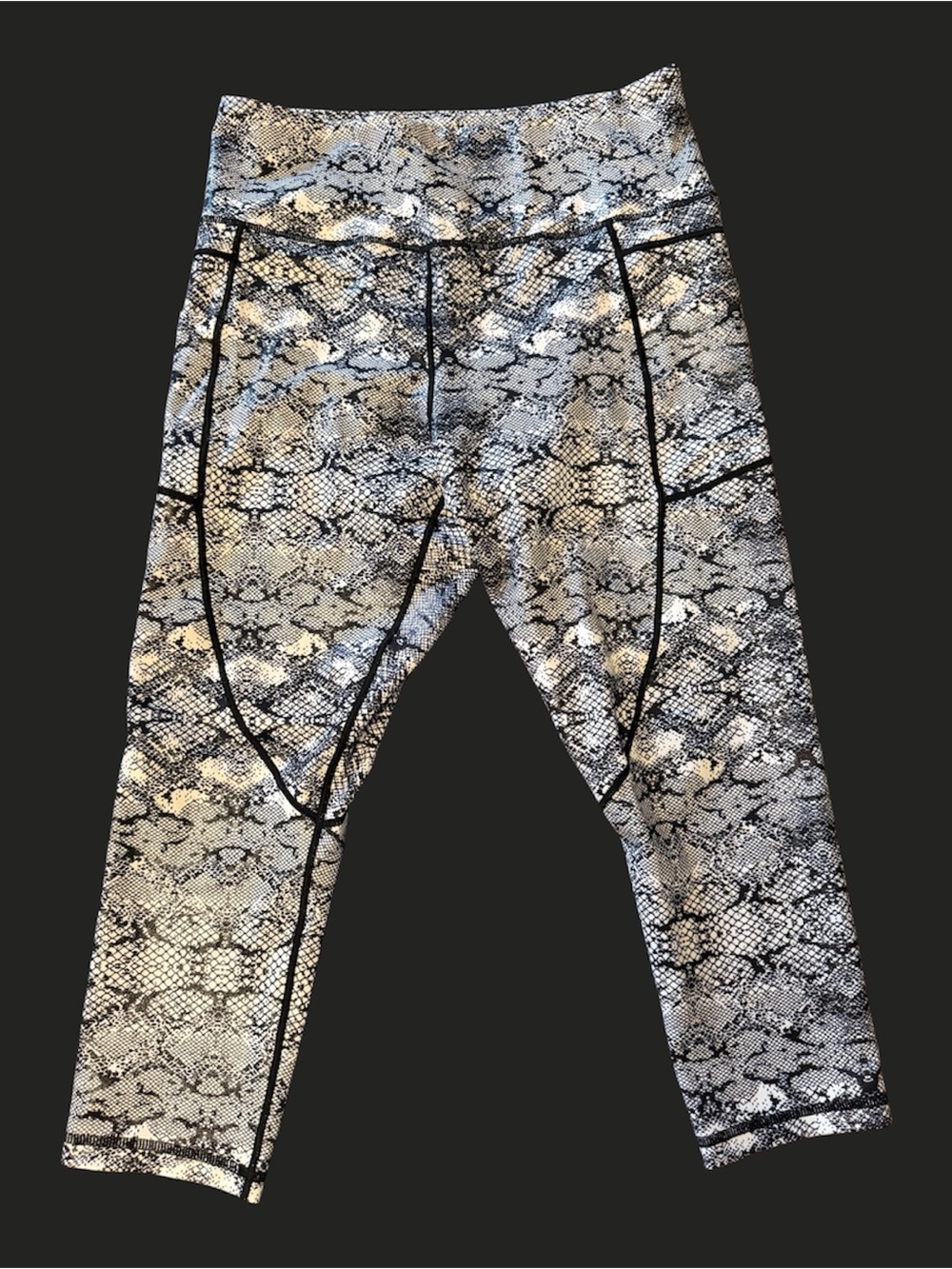 Women’s Snake Print Active Capri Leggings - Black/Gray